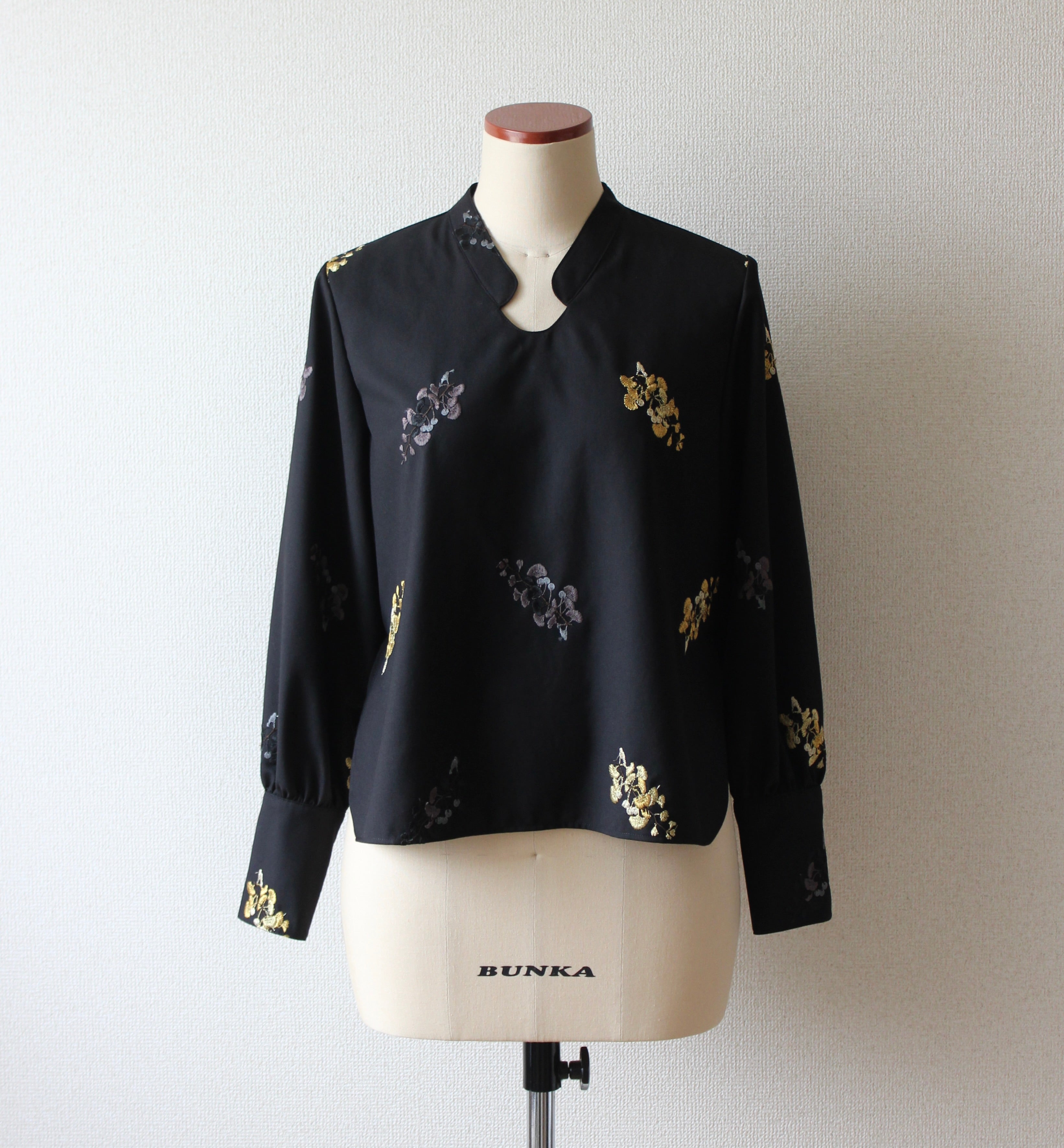 // ginkgo neck blouse - icho -【2月下旬〜3月下旬お届け予定】