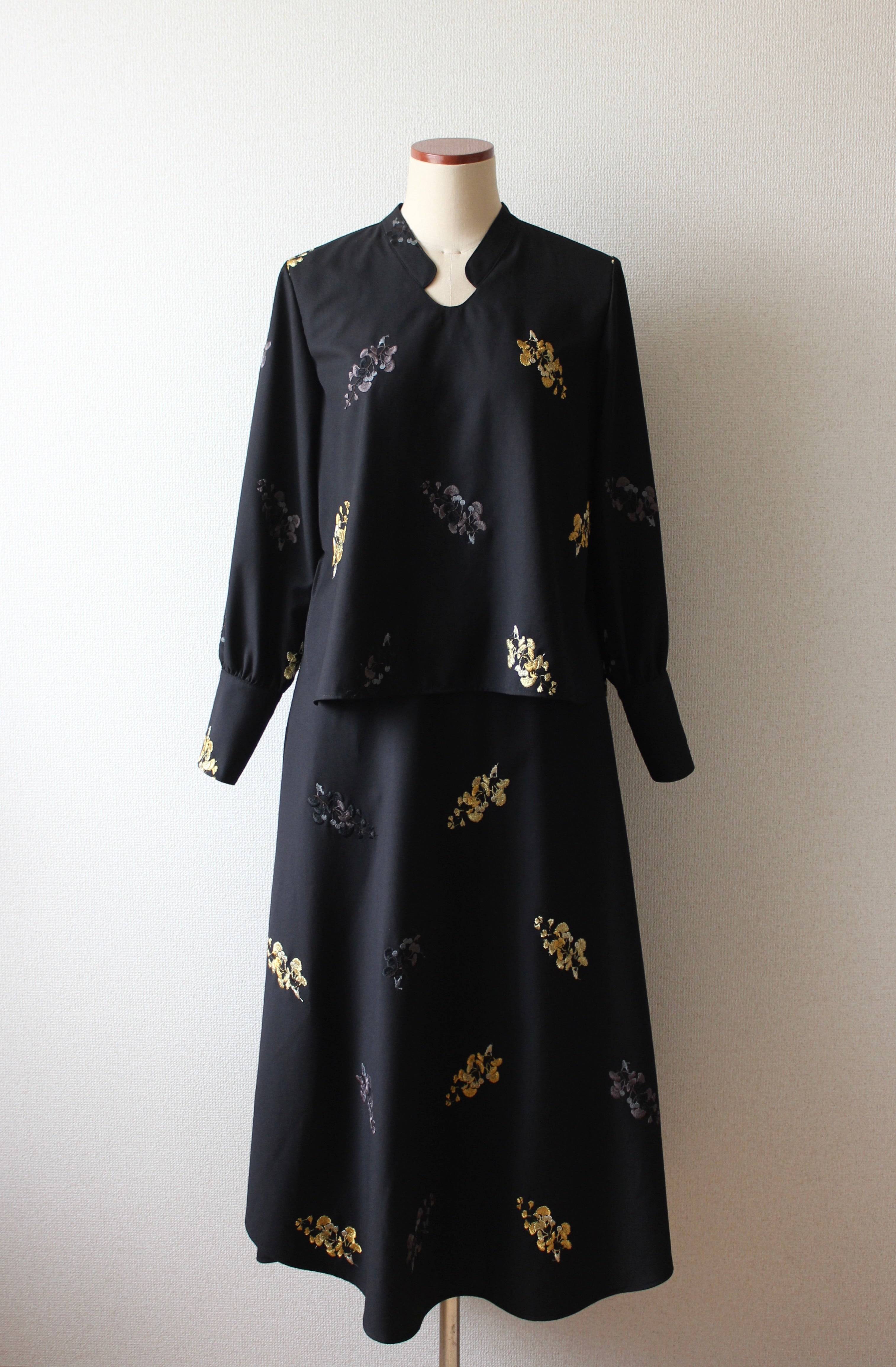// ginkgo neck blouse - icho -【2月下旬〜3月下旬お届け予定】